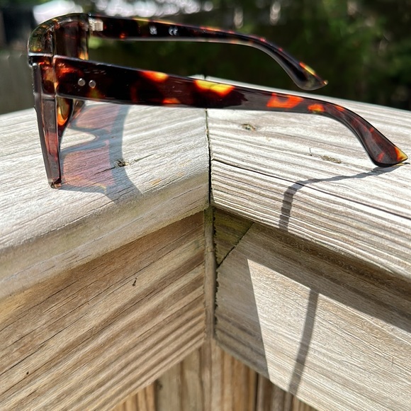 Chic Sunglasses - Picture 4 of 7